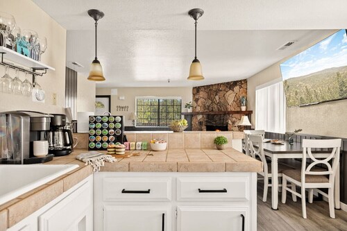 Mtn-view condo near Snow Summit w/Fireplace & Deck
