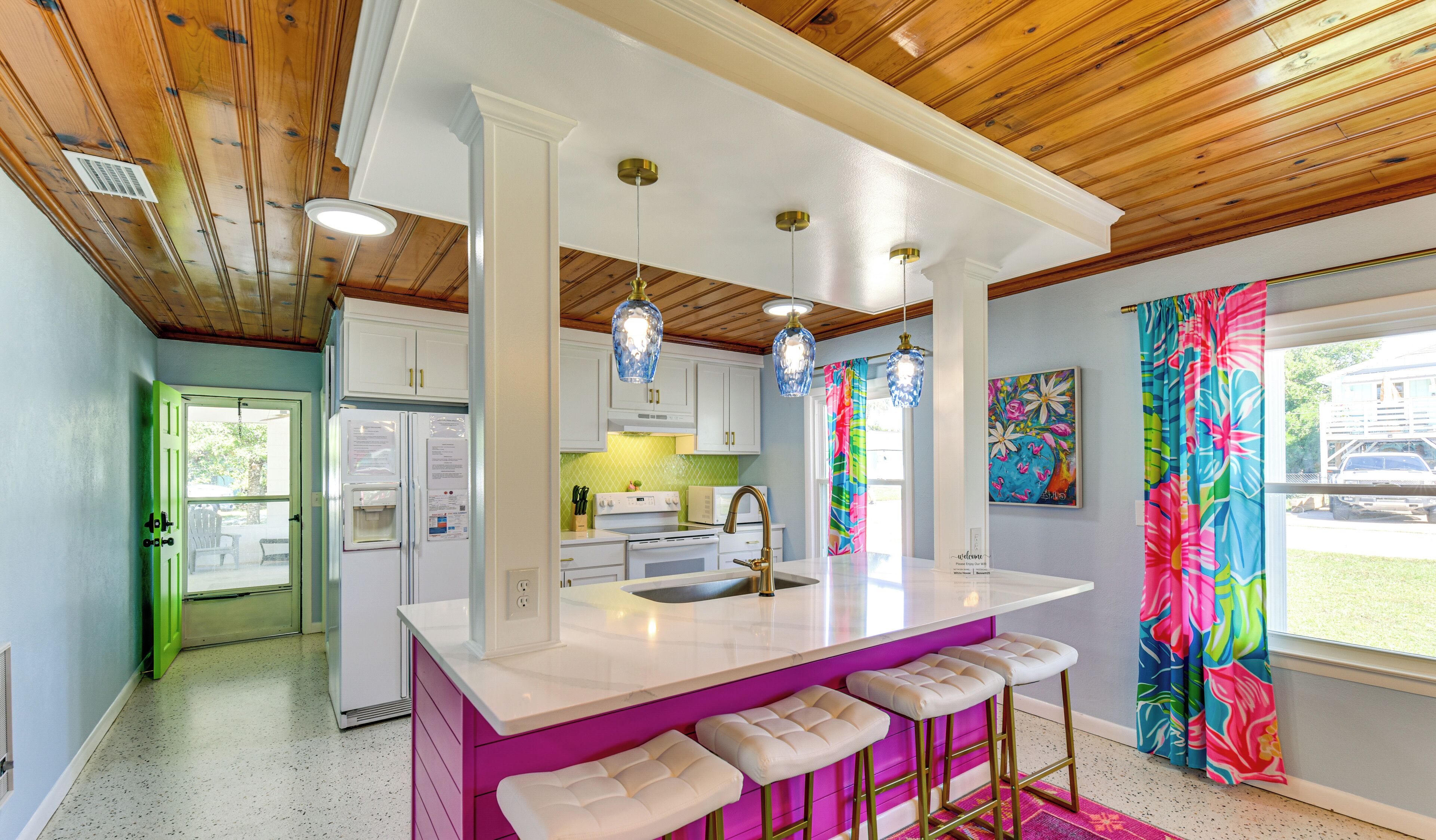 Kjøleskap, mikrobølgeovn, kokeplater og oppvaskmaskin