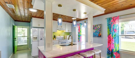 Réfrigérateur, micro-ondes, plaque de cuisson, lave-vaisselle