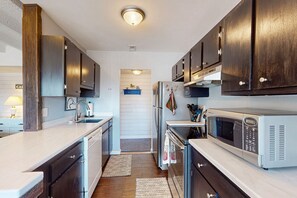 Kjøleskap, mikrobølgeovn, ovn og kokeplater