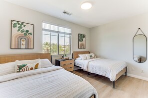 5 bedrooms, desk, iron/ironing board, internet - Relaxing Desert Oasis, 4 Mi to Coachella Festivals (Coachella)