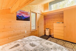 3 bedrooms, desk, internet, bed sheets