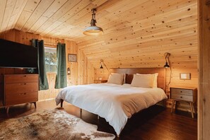 5 makuuhuonetta, työpöytä, silitysrauta/-lauta, vauvan matkasänky