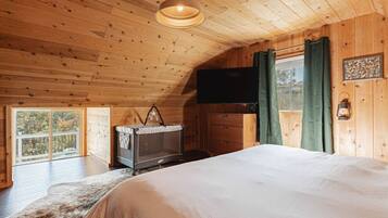 5 間睡房、書桌、熨斗/熨衫板、可攜式嬰兒床