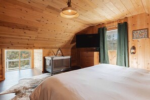 5 bedrooms, desk, iron/ironing board, travel cot - Lakeside Lodge - Deck Views, Golf, Basketball, Spa (Fawnskin)