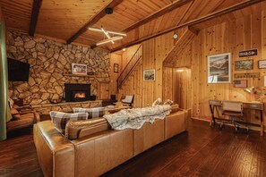 Televisio, takka, pöytätennispöytä