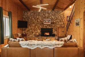 TV, fireplace, ping pong - Lakeside Lodge - Deck Views, Golf, Basketball, Spa (Fawnskin)