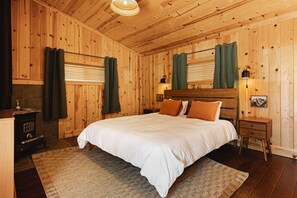 5 bedrooms, desk, iron/ironing board, travel crib - Lakeside Lodge - Deck Views, Golf, Basketball, Spa (Fawnskin)