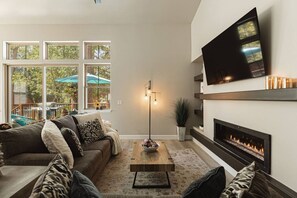 Een televisie, een open haard, tafelvoetbal en een tafeltennistafel