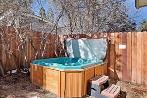 Outdoor spa tub - Modern Chic Spruce Retreat - Hot Tub + AC + Pets (Big Bear)