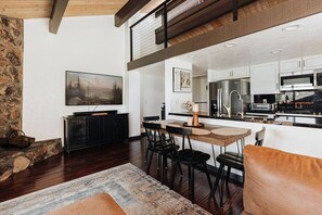 Interior - Summit Solace, Steps to Snow Summit w/ Hot tub (Big Bear Lake)