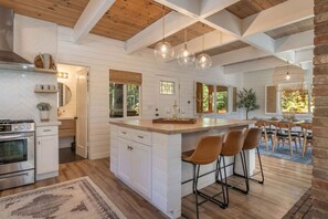 Fridge, microwave, oven, stovetop - Point of Moonridge in Big Bear Lake (Big Bear Lake)
