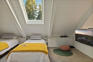 4 habitaciones, escritorio y tabla de planchar con plancha