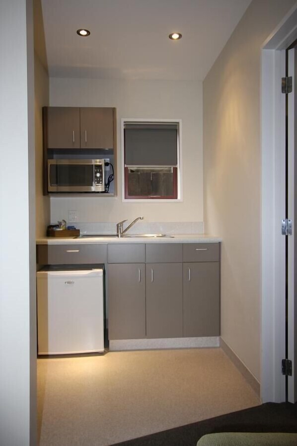 In-room safe, soundproofing, iron/ironing board, free WiFi