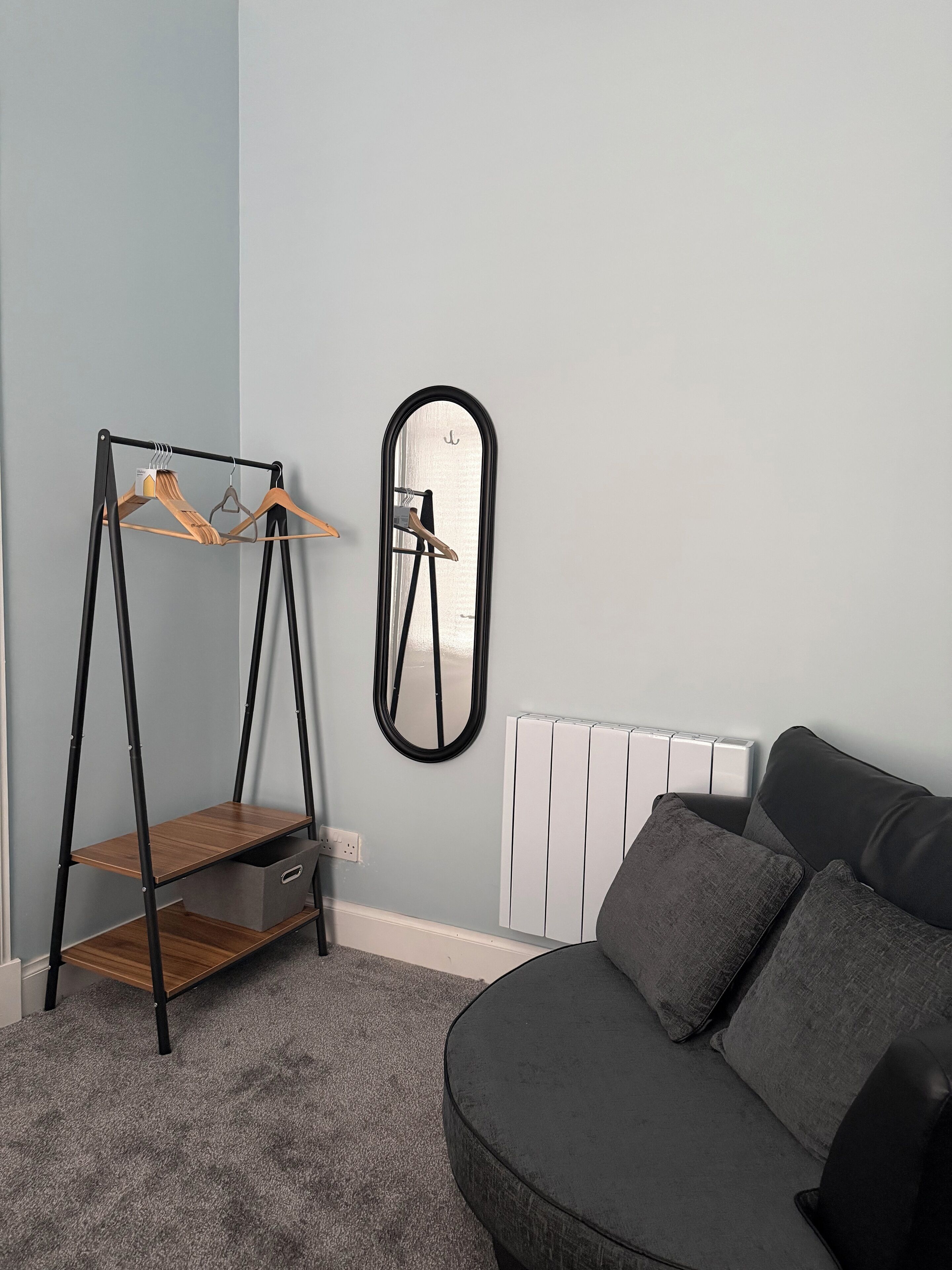 Smart-TV, bøker og stereoanlegg