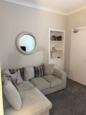 Smart TV, books, stereo