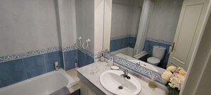 Bidet, serviettes fournies, papier toilette