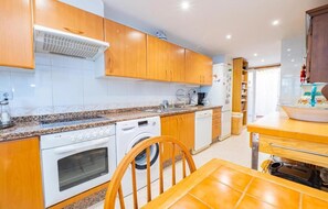 Microwave, oven, stovetop, dishwasher - Townhouse in Marbella with garden and terrace (San Pedro Alcántara)