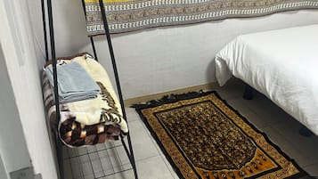 Habitación básica doble | Escritorio, tabla de planchar con plancha, wifi gratis