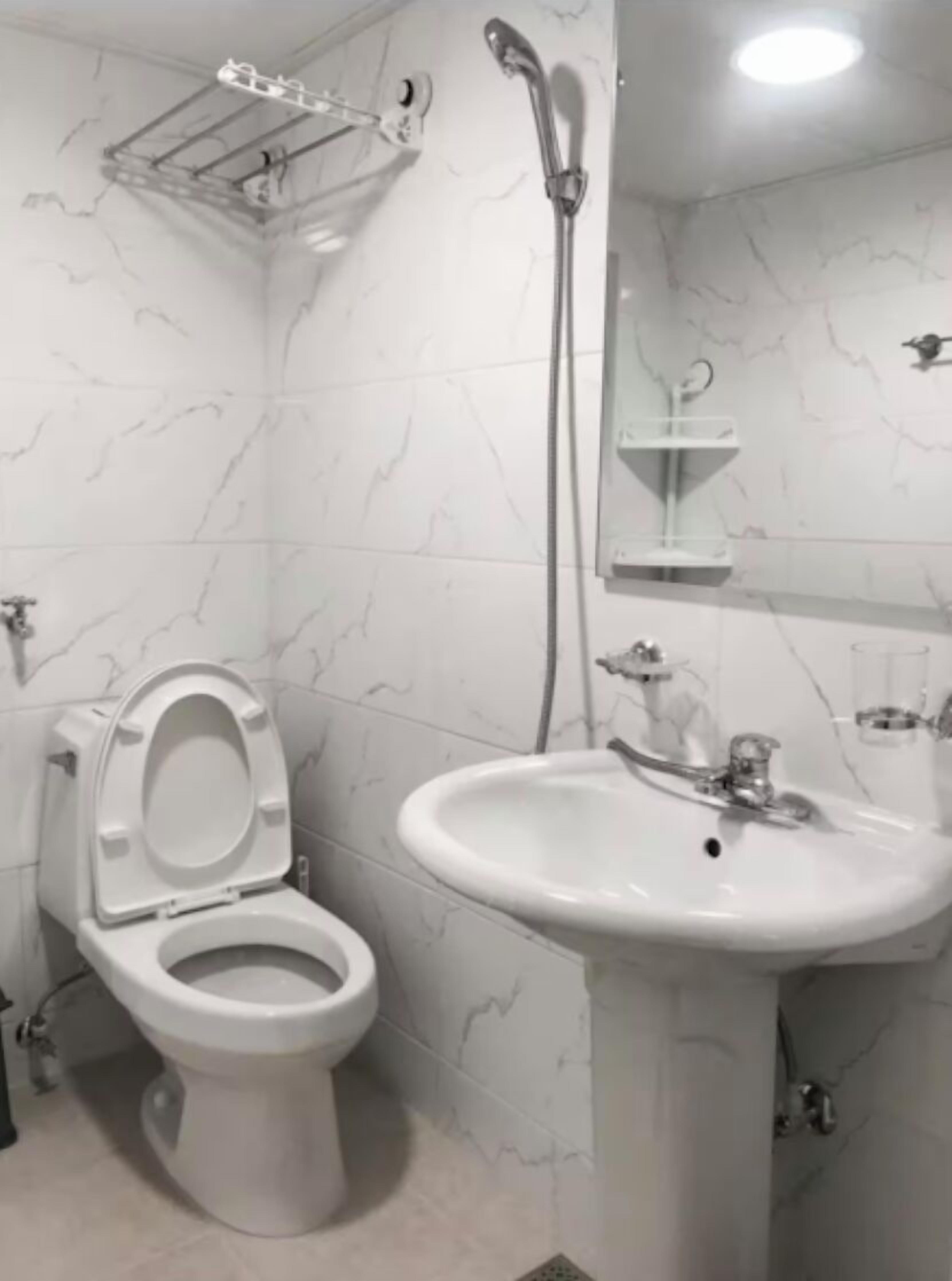 Regadera, amenidades de baño gratuitas, secadora de cabello, pantuflas 