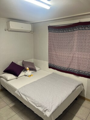 Basic Double Room | Desk, iron/ironing board, free WiFi - Duck Duck House (Seoul)