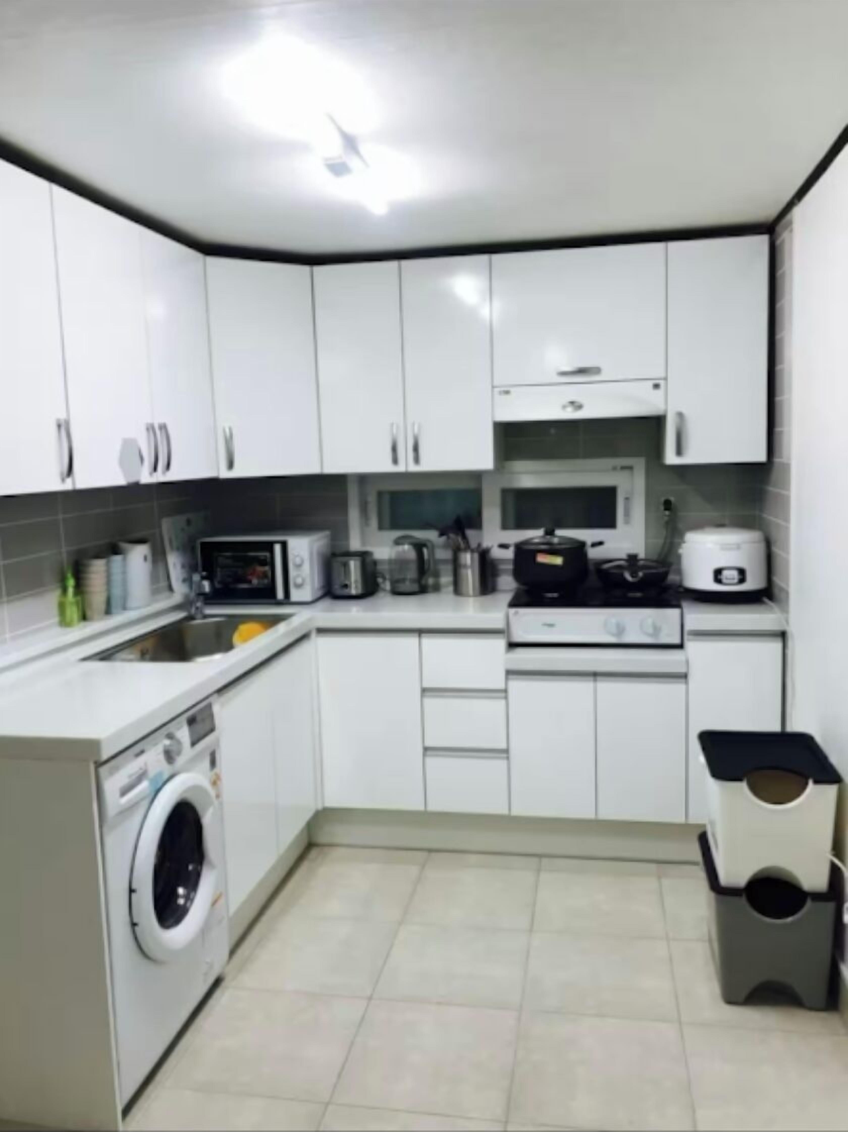 Refrigerador, microondas y utensilios de cocina 