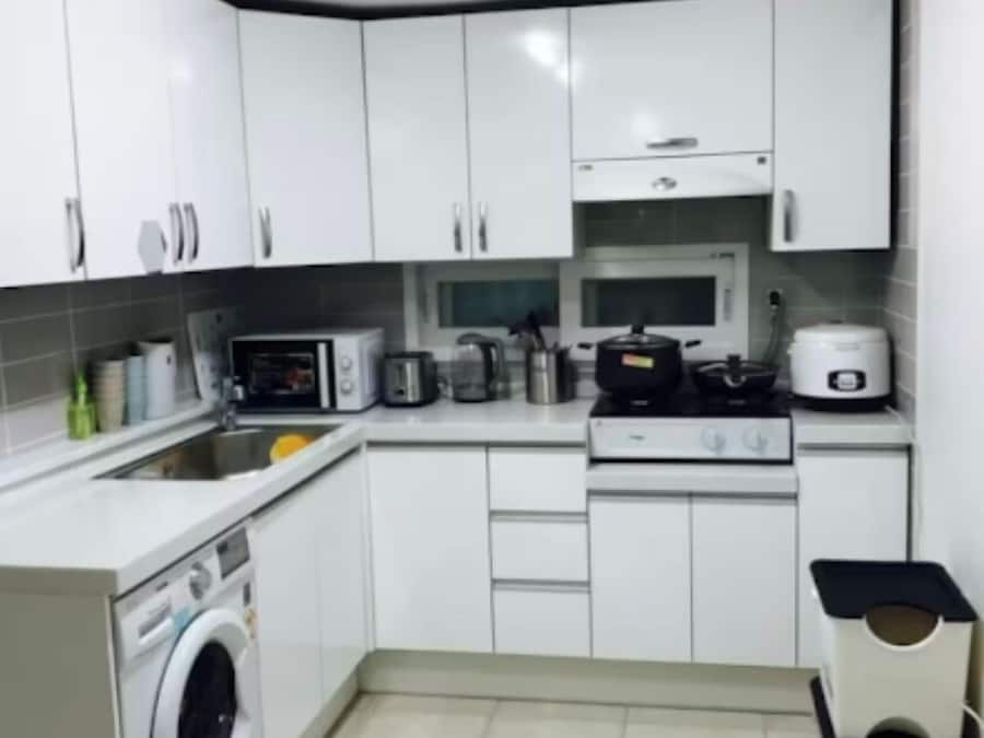 Kjøleskap, mikrobølgeovn og kjøkkenutstyr