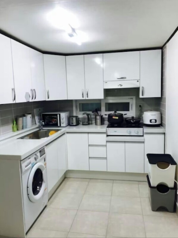 Geladeira, micro-ondas, talheres/pratos/utensílios de cozinha