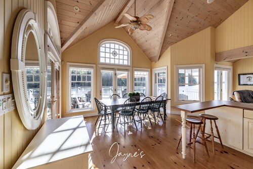 4 bed 4 bath cottage on Lake Rosseau