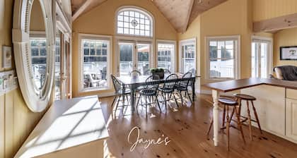4 bed 4 bath cottage on Lake Rosseau