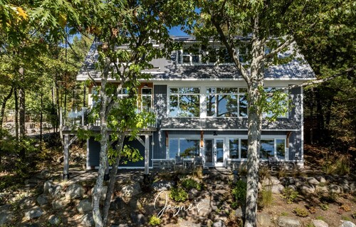 4 bed 4 bath cottage on Lake Rosseau