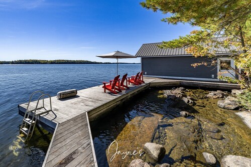 4 bed 4 bath cottage on Lake Rosseau