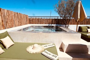 Property grounds - Fantastic   5-bedroom   RIAD with AC in Marrakech
Pool and terrasse to relax... (marrakech)