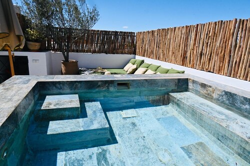 Fantastic   5-bedroom   RIAD with AC in Marrakech
Pool and terrasse to relax...