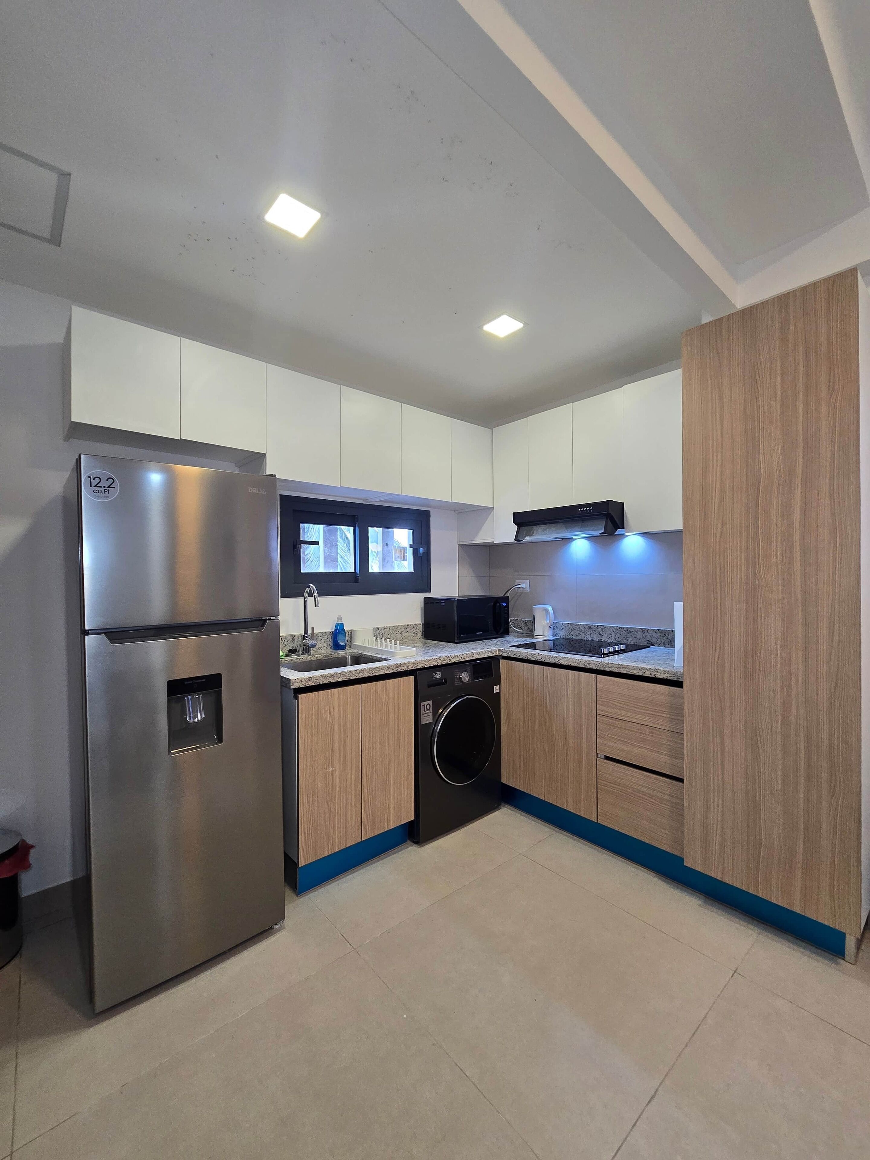 Frigorifero, microonde, piano cottura, pentole/stoviglie/utensili