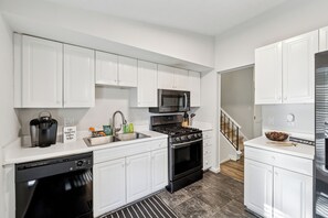 ميكروويف، فرن، موقد طهي مسطح، غسالة أطباق