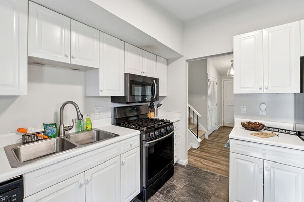 ميكروويف، فرن، موقد طهي مسطح، غسالة أطباق