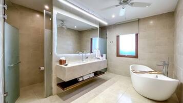 Suihku, hiustenkuivaaja, pyyhkeet