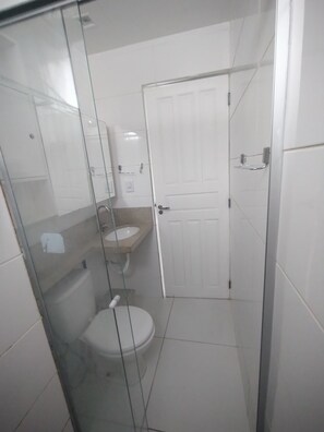 Shower, towels, toilet paper - Comfortable apartment in the center of Belém (Belém)