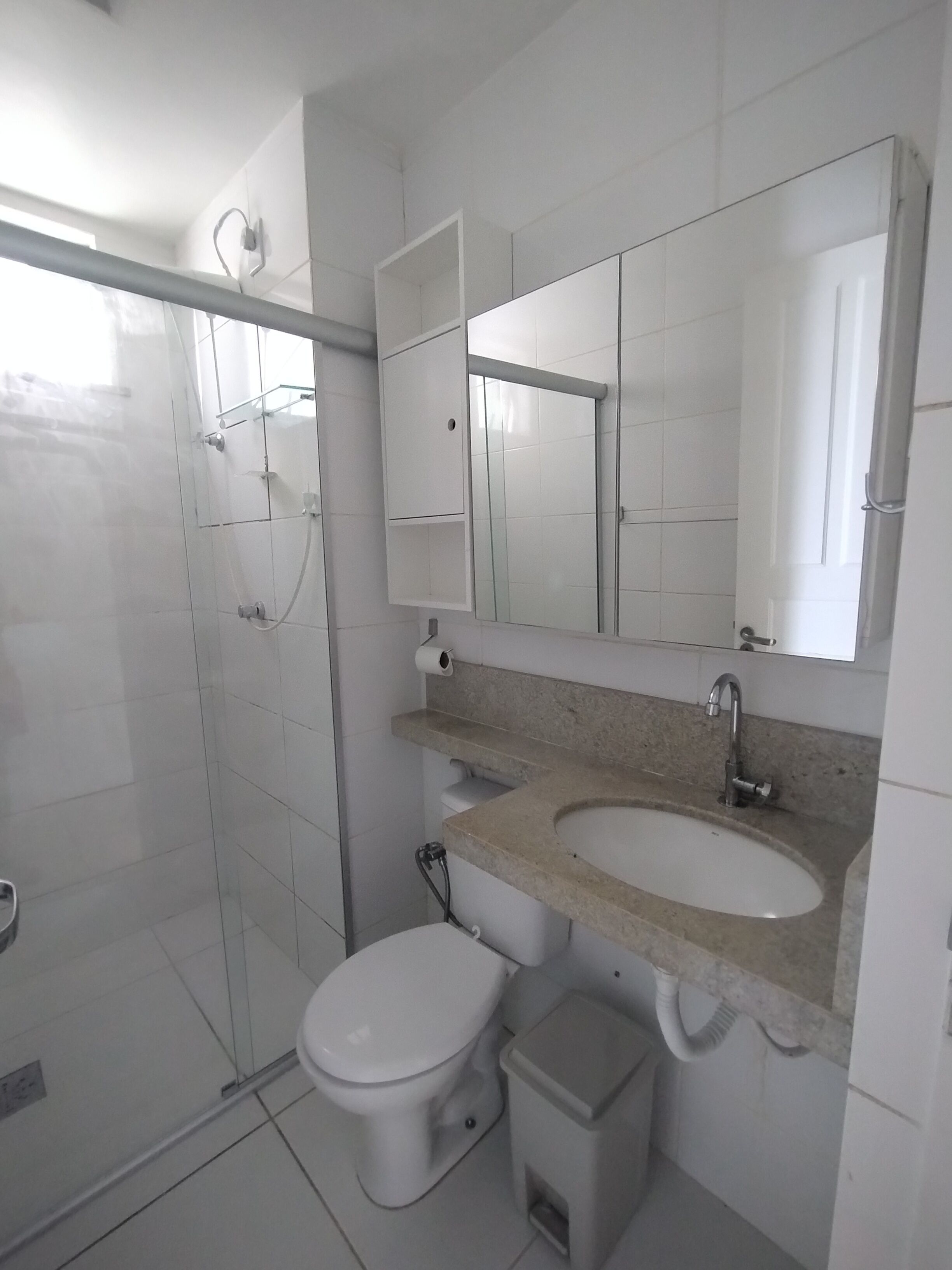 Een douche, handdoeken, toiletpapier