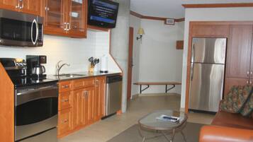 Een magnetron, een oven, een kookplaat, een vaatwasser