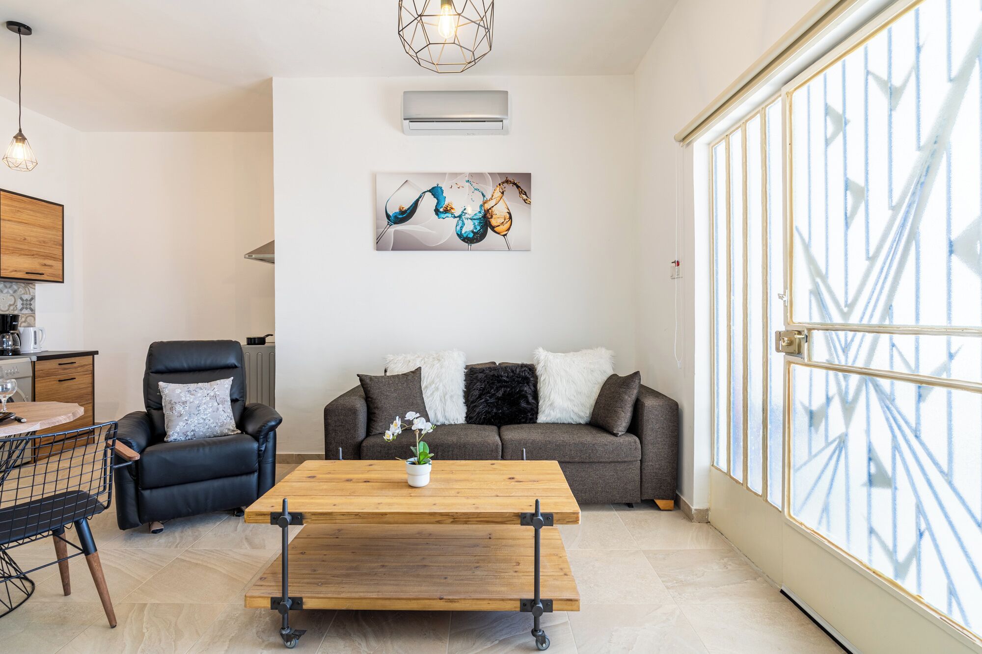 Apartment, 2 Schlafzimmer, Küche, Stadtblick | Wohnzimmer | 43-Zoll-Flachbildfernseher mit Digitalempfang