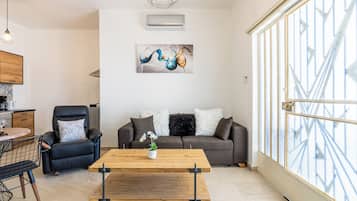 Apartment, 2 Schlafzimmer, Küche, Stadtblick | Wohnzimmer | 43-Zoll-Flachbildfernseher mit Digitalempfang