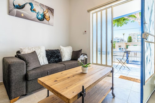 Nala - 2 Bedroom Apt & Patio in Larnaca