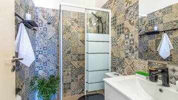 Apartment, 2 Bedrooms, Kitchen, City View | Bathroom | Shower, free toiletries, hair dryer, towels