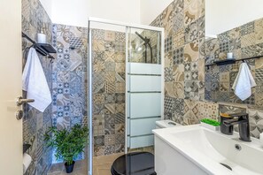 公寓, 2 间卧室, 厨房, 城市景观 | 浴室 | 淋浴设施、免费洗浴用品、吹风机、毛巾