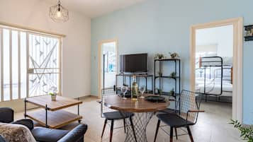 Apartment, 2 Schlafzimmer, Küche, Stadtblick | Essbereich im Zimmer