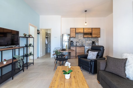 Apartamento, 2 quartos, cozinha, vista para a cidade | Sala de estar