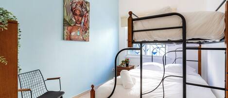 公寓, 2 間臥室, 廚房, 城市景觀 | 埃及棉床單、高級寢具、遮光布/窗簾、熨斗/熨衣板