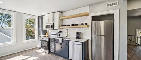 ثلاجة، ميكروويف، فرن، موقد طهي مسطح